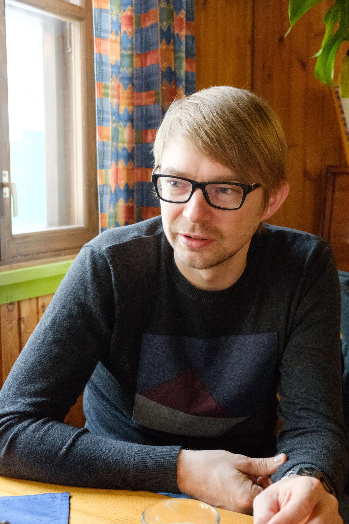 Enne kui Taavi Linnamäe presidendi avalike suhete nõunikuks sai, oli ta näiteks ka suvereporter, maavalitsuse pressiesindaja ja ministri nõunik.