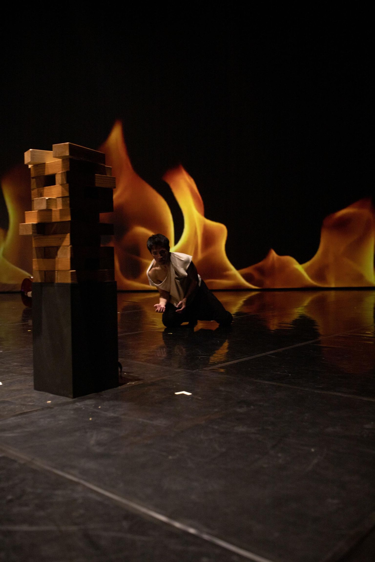 Ballett «Kuldne tempel»: lavastaja-koreograaf Teet Kask jõuab hetketi tabamatuse tabamisele ehmatavalt lähedale. 