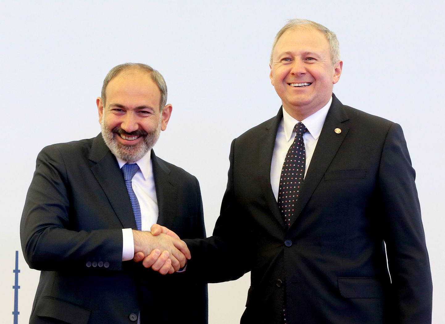 Valgevene peaminister Sjarhej Rumas (paremal) teisipäeval Jerevanis Armeenia peaministri Nikol Pašinjaniga kätlemas.