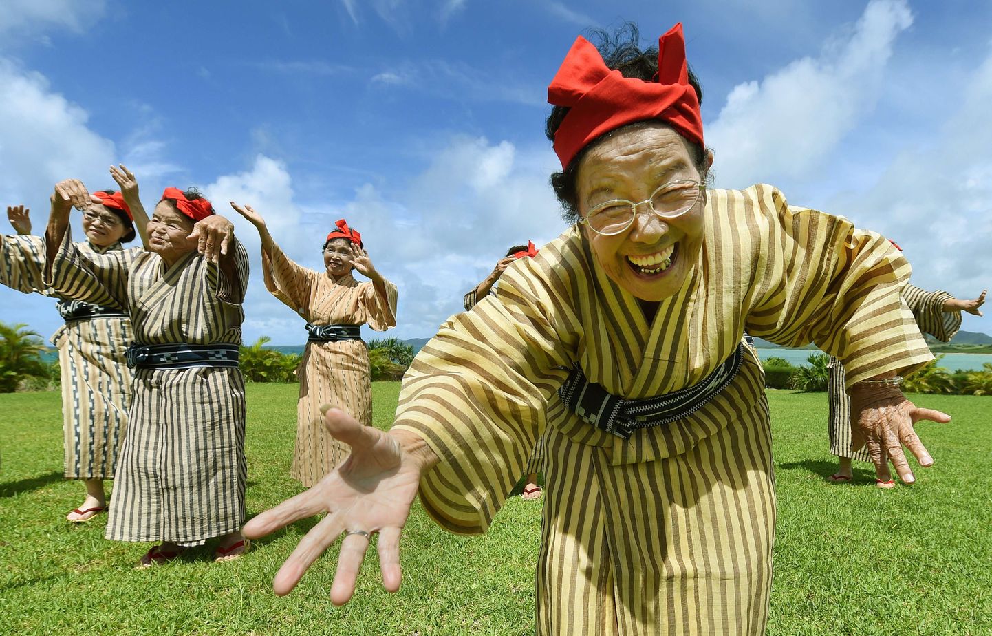 Jaapani keskmine eluiga on 83, 98 aastat ning kõige kauem elavad Okinawa saarestiku elanikud. Pildil traditsioonilistes kostüümides eakate Okinawalaste laulu- ja tantsubänd, kus naiste keskmine vanus on 84 aastat.
