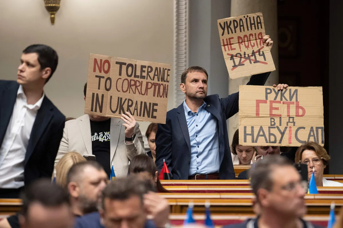 Ukrainian lawmakers protested on July 31, 2025, holding placards reading “No tolerance for corruption” and “Ukraine is not Russia.” President Zelenskyy went through a rough patch after his administration introduced changes to anti-corruption regulations. Photo: ANDRII NESTERENKO