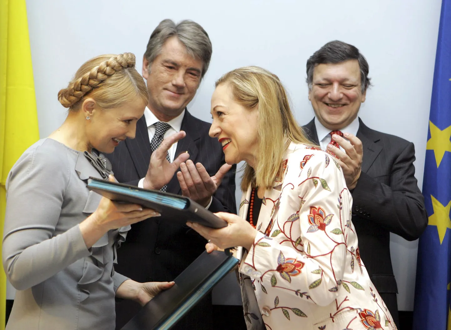 Ukraina peaminister Julia Tõmošenko (vasakul), Euroopa Komisjoni välissuhete ja Euroopa naabruspoliitika volinik (paremalt teine), Ukraina riigipea Viktor Juštšenko (vasakult teine) ja Euroopa Komisjoni president Jose Manuel Barroso.