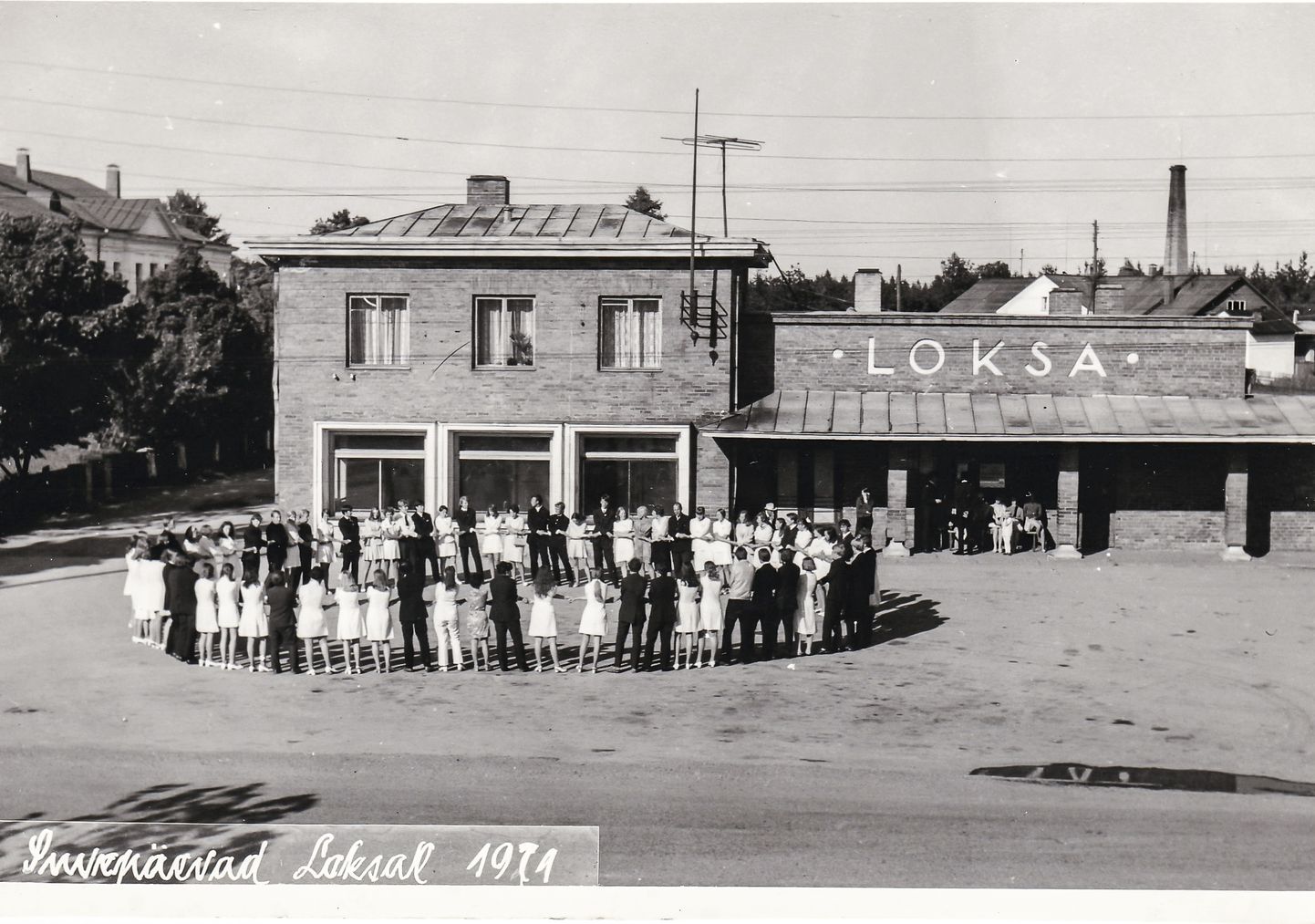 Noorte suvepäevad 1971. aastal Lahemaal. Foto on tehtud Loksa bussijaamas.