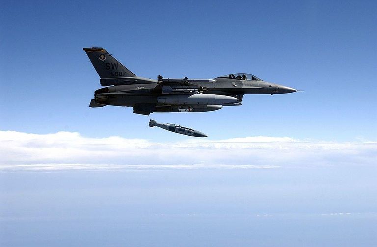Самолёт F-16 способен нести различные типы авиабомб, в том числе планирующих