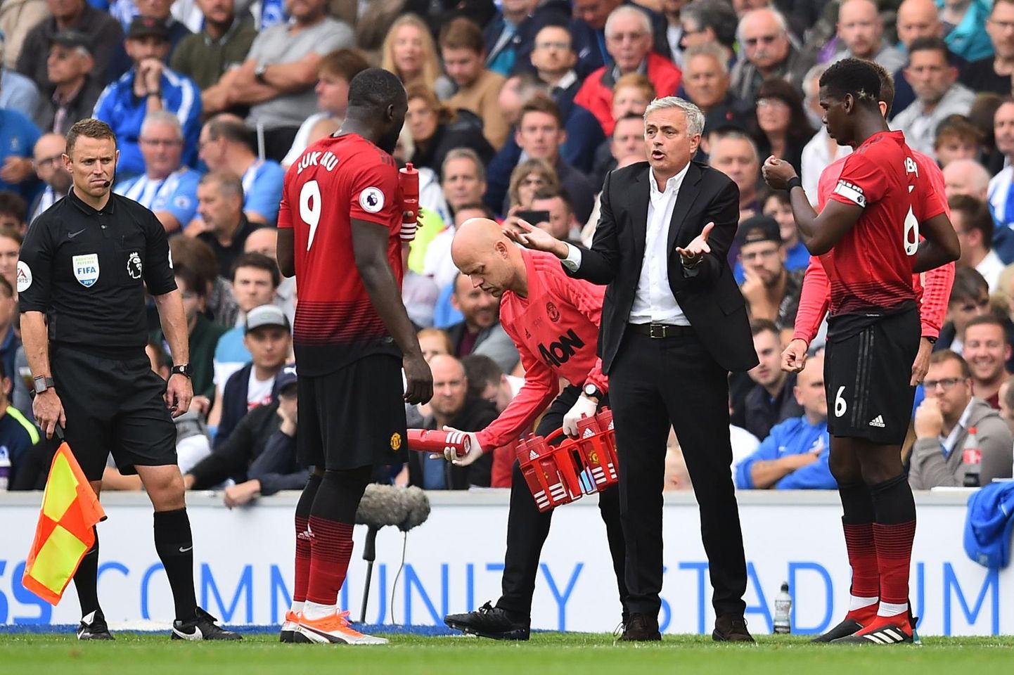 Jose Mourinho (keskel) püüab hoolealuseid eduteele suunata. Seni üsna tulemusetult. FOTO: Glyn Kirk/AFP/Scanpix