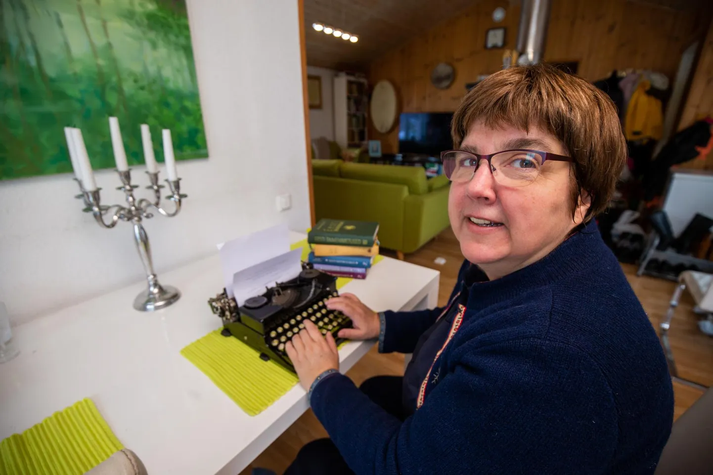 Vanaisa, botaaniku ja looduskaitsja Gustav Vilbaste trükimasinal on Kristel Vilbaste kodus auväärne koht, aga raamatute käsikirju sellel ei sünni.