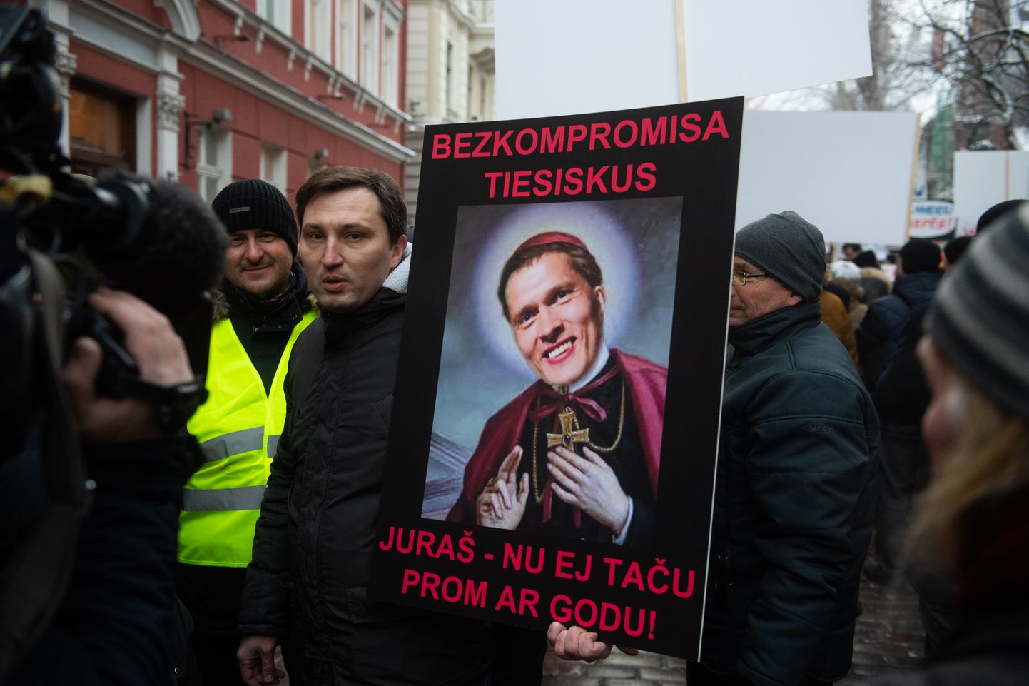 Foto: JKP pie Saeimas rīko tautas sapulci pret aicinājumu izdot kriminālvajāšanai Jurašu