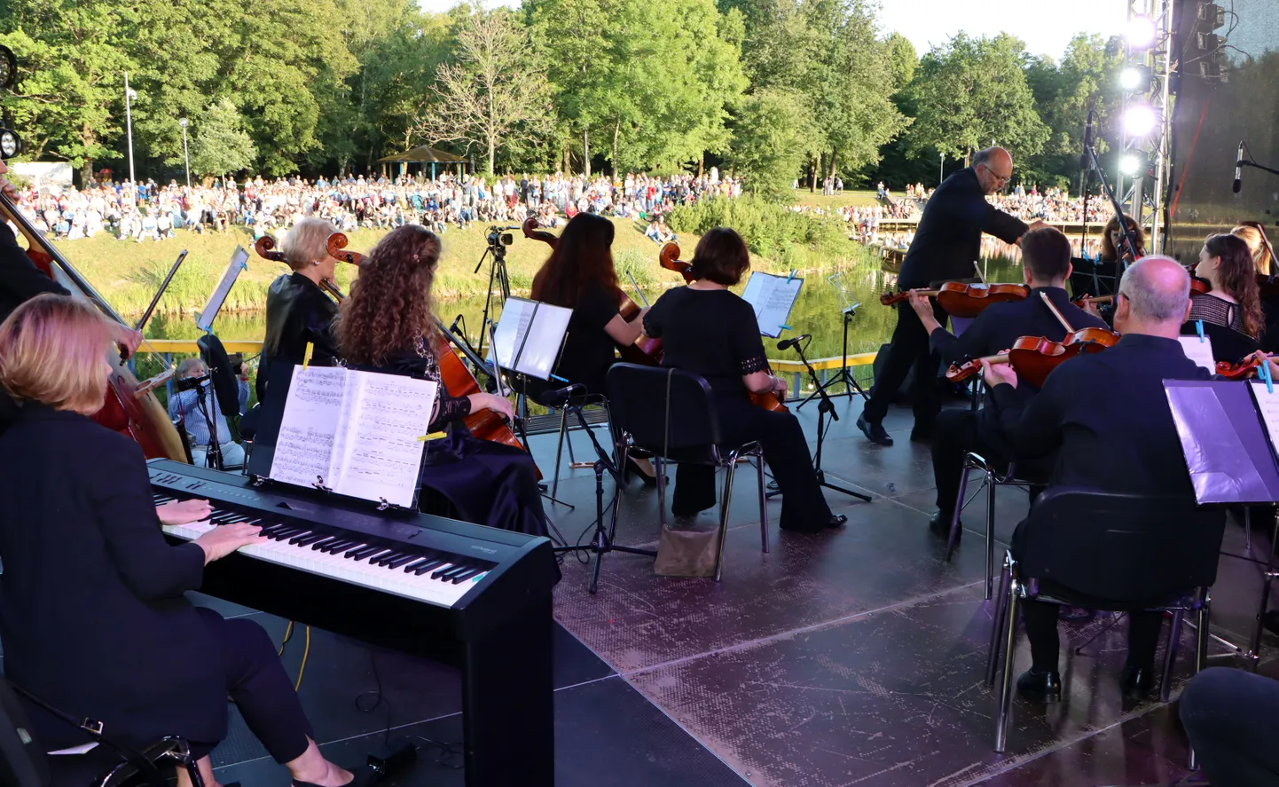 Neljandat korda toimuv promenaadikontsert "Muusika vee peal" on igal aastal toonud Kohtla-Järve rahvaparki tuhandeid inimesi.