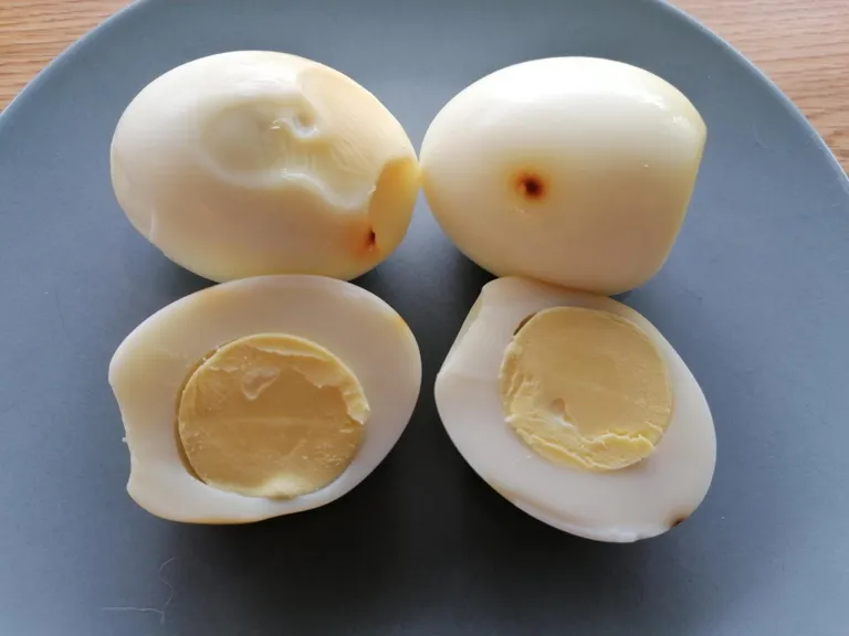 Ahjus said munad täiesti valmis, küll pisikeste ilu- ja värvivigadega.