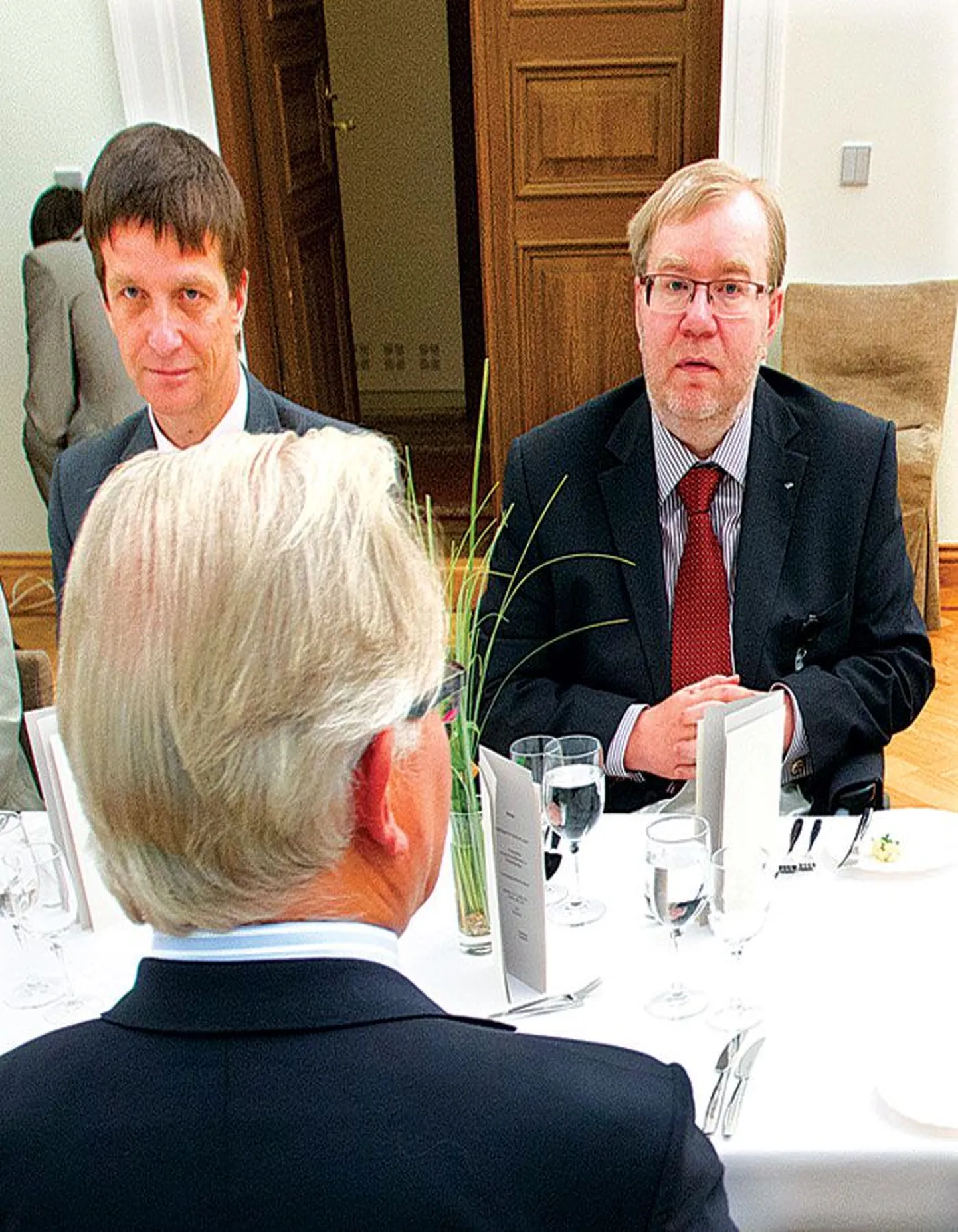 Март Лаар, который вчера вступил в должность председателя совета Банка Эстонии (справа), во вторник побывал на прощальном ужине своего предшественника Яана Мянника. Рядом с Лааром — президент Банка Эстонии Ардо Ханссон.