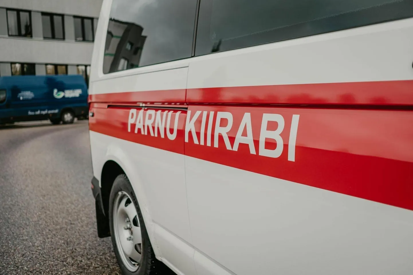 Auto ette jooksnud mees viidi Pärnu haiglasse.
