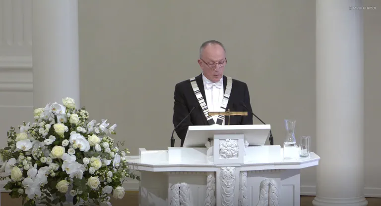 Rektor Toomas Asser rahvusülikooli 104. aastapäeva puhul kõnelemas.