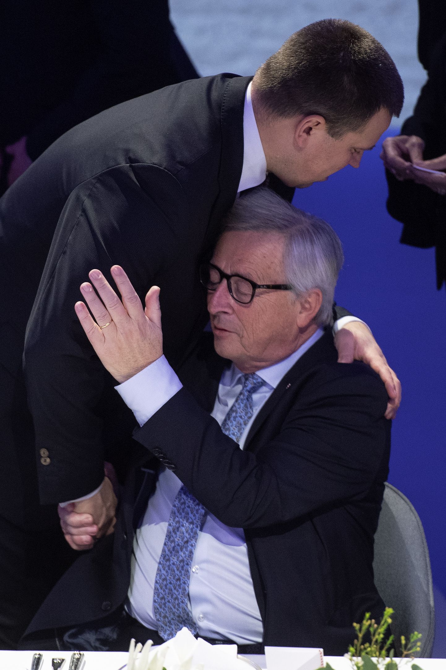 Jean-Claude Juncker kallistamas peaminister Jüri Ratast.