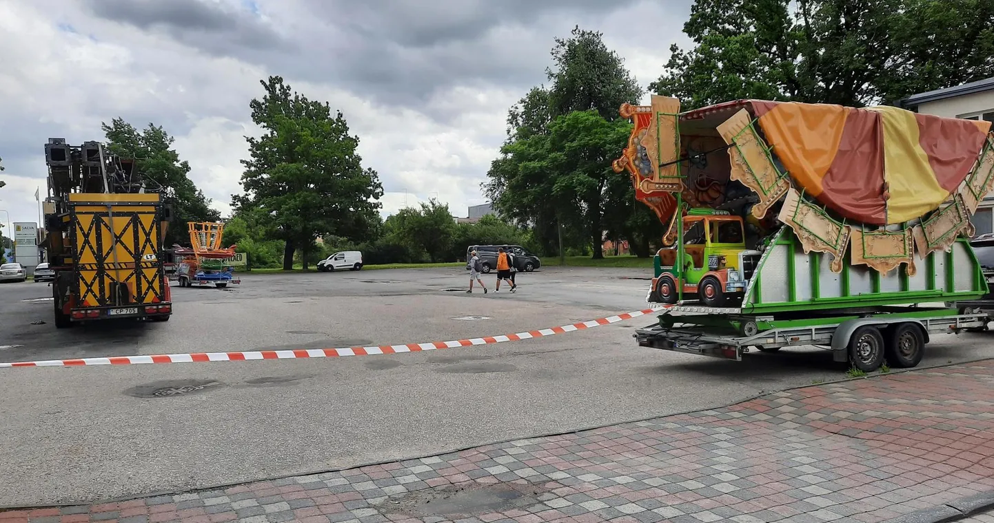 Turu juures asuvast parklast võtab nüüd kaheks nädalaks enda kätte rändav lõbustuspark.