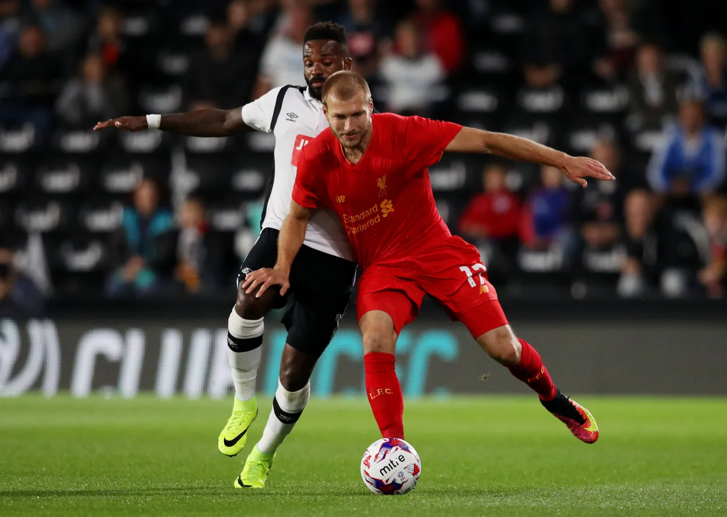 Ragnar Klavan Liverpooli särgis.