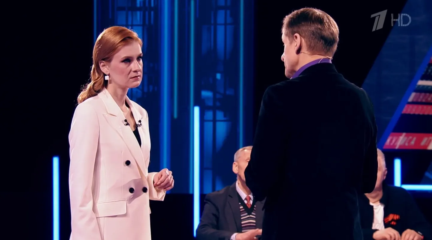 Kaja Kallasele pühendatud saade sarjast «Tutti pärijate nukud» (Куклы наследника Тутти), mis oli Vene televisiooni Pervõi Kanali eetris 17. mail 2023. Pildil on saatejuht Maria Butina ja kunagine Öise Vahtkonna liige Maksim Reva.