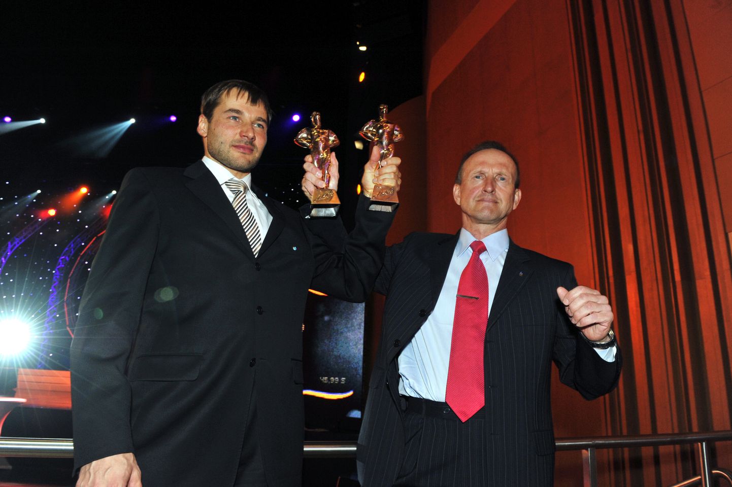 2009. aasta sportlaste austamisõhtul pälvisid Kristjani-auhinna Andrus Veerpalu (vasakul) ning aasta treeneri trofee võitis Mati Alaver.