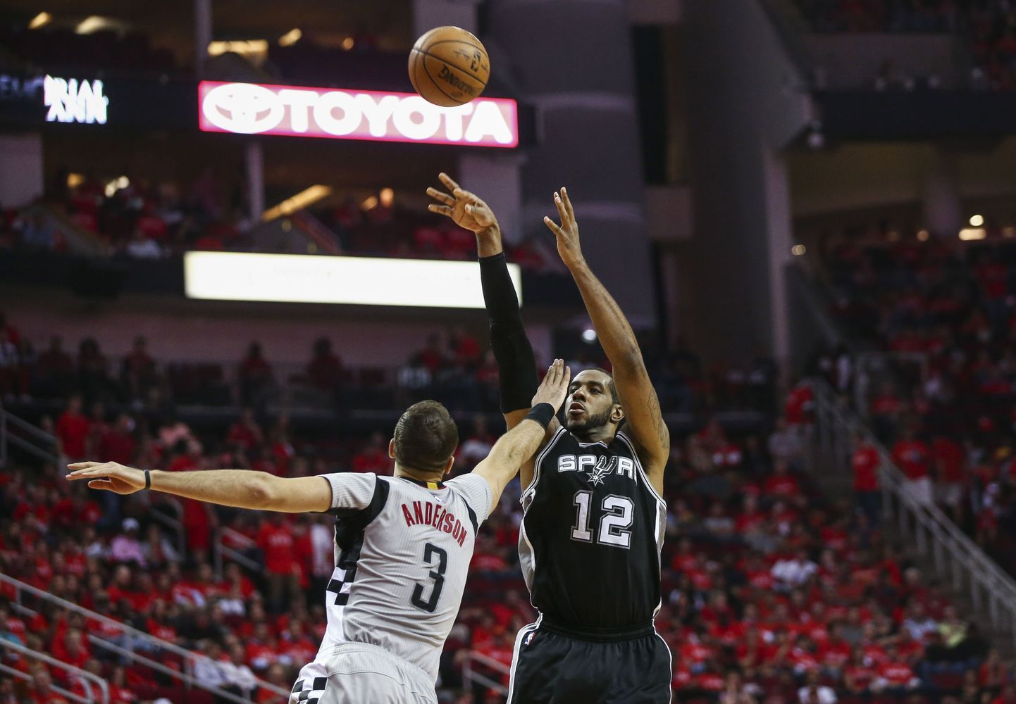 LaMarcus Aldridge (paremal) viskas 34 punkti ning vedas oma koduklubi San Antonio Spursi läänekonverentsi poolfinaalis võidule Houston Rocketsi üle.