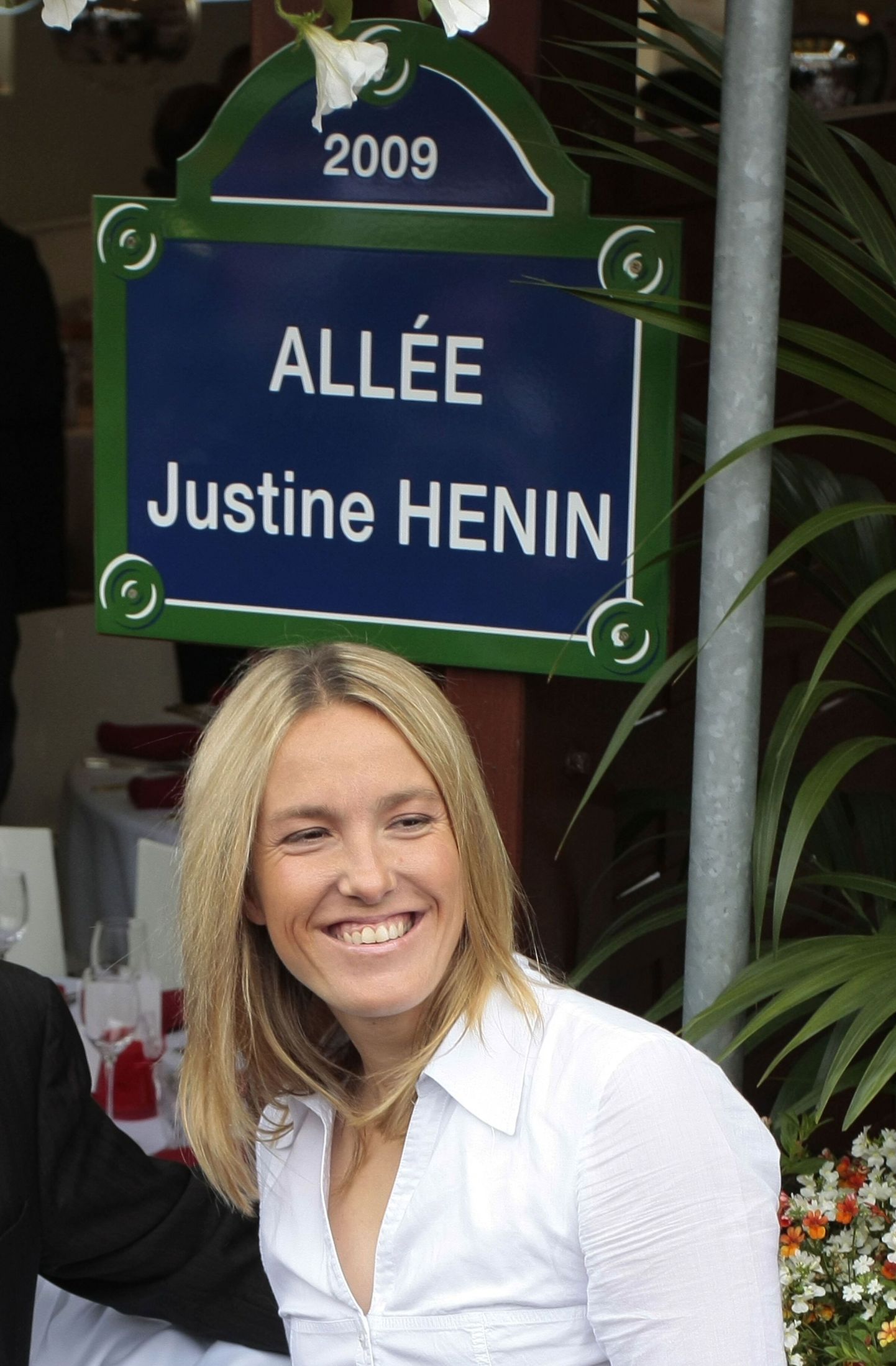 Justine Henin osales eile Prantsusmaa lahtistel omanimelise allee avamisel.