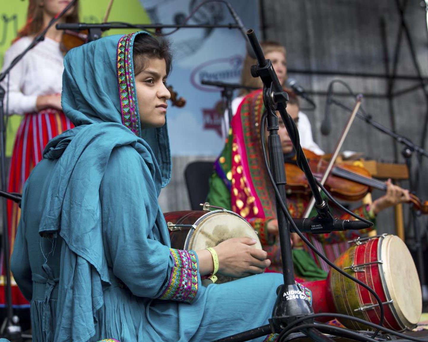 Afgaani tüdrukuteansambel Dasta-e-Azada on pärit maalt, kus muusika oli keelatud ja mis on üle elanud ühe sõja teise järel. Neile lastele on muusika omamoodi teraapia ja võimalus mineviku veristest varjudest hoolimata edasi elada. Viljandis esinesid nad kodumaa tütarlastekooli toetuseks.