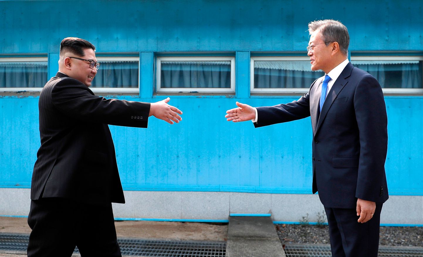 Põhja-Korea liider Kim Jong-un ja Lõuna-Korea president Moon Jae-in valmistumas kahe Korea piiril kätlema.