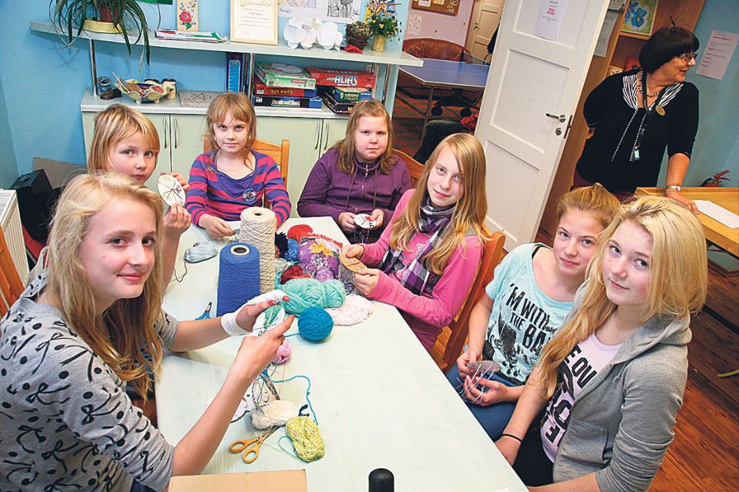 Sindi avatud noortekeskuses põimisid tüdrukud sõpradele värvilisi käepaelu.