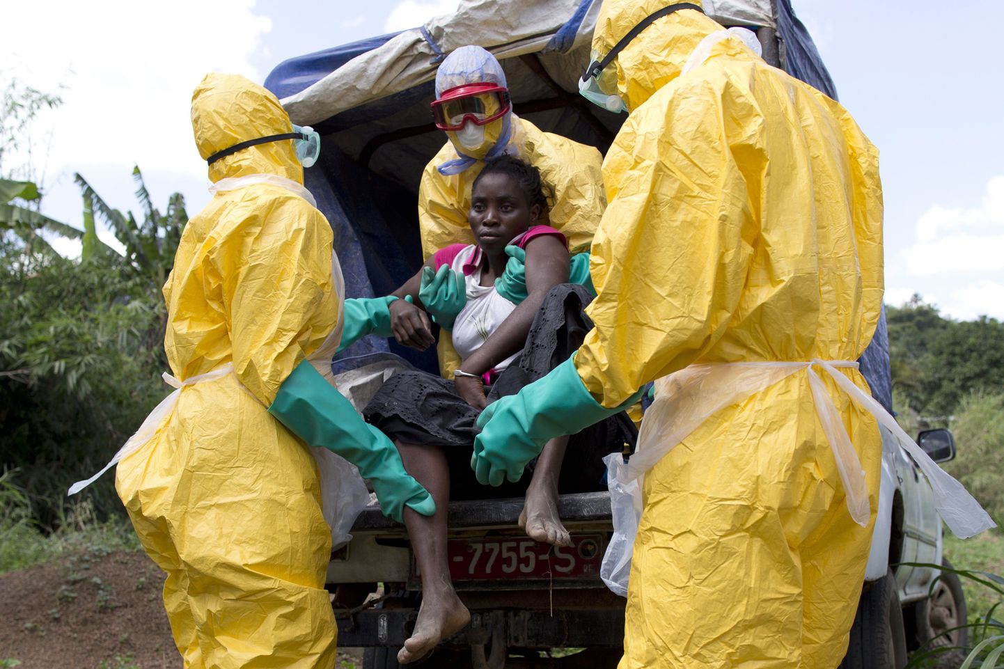 Kaitseriideid kandvad tervishoiuametnikud aitavad patsienti, kes arvatavasti on haigestunud Ebolasse.