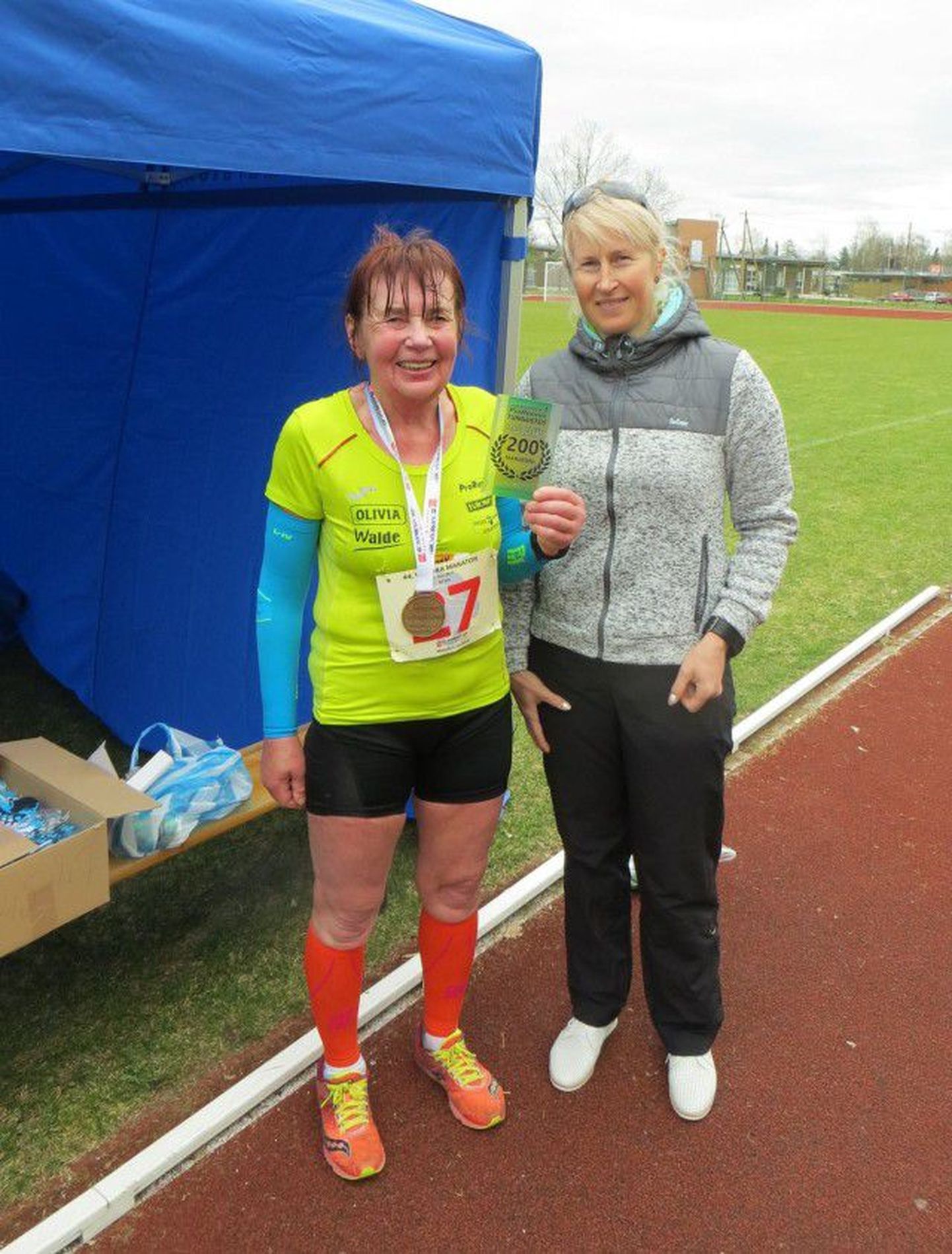 Leili Teeväli koos klubikaaslase Tiina Säälikuga, kes andis talle üle 200 maratoni puhul meene.