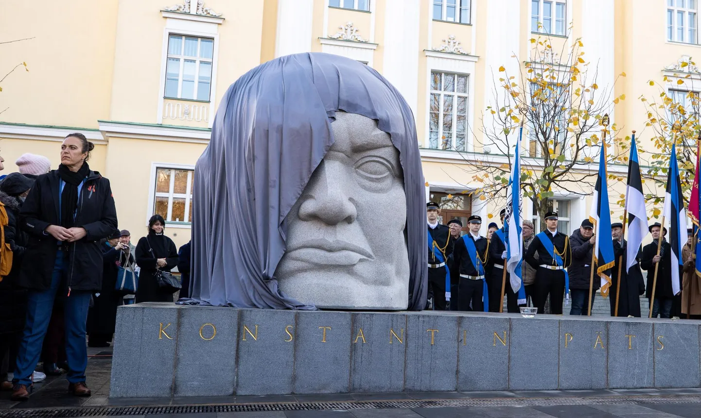 Möödunud reedel avati ja pühitseti Estonia teatri tagusel ajaloolisel Uuel turul mälestusmärk Eesti Vabariigi väljakuulutajale, esimesele valitsusjuhile ja esimesele presidendile Konstantin Pätsile. FOTO: Tairo Lutter