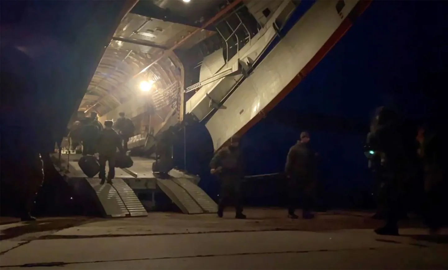 Vene dessantväelaste saabumine Kasahstani. 