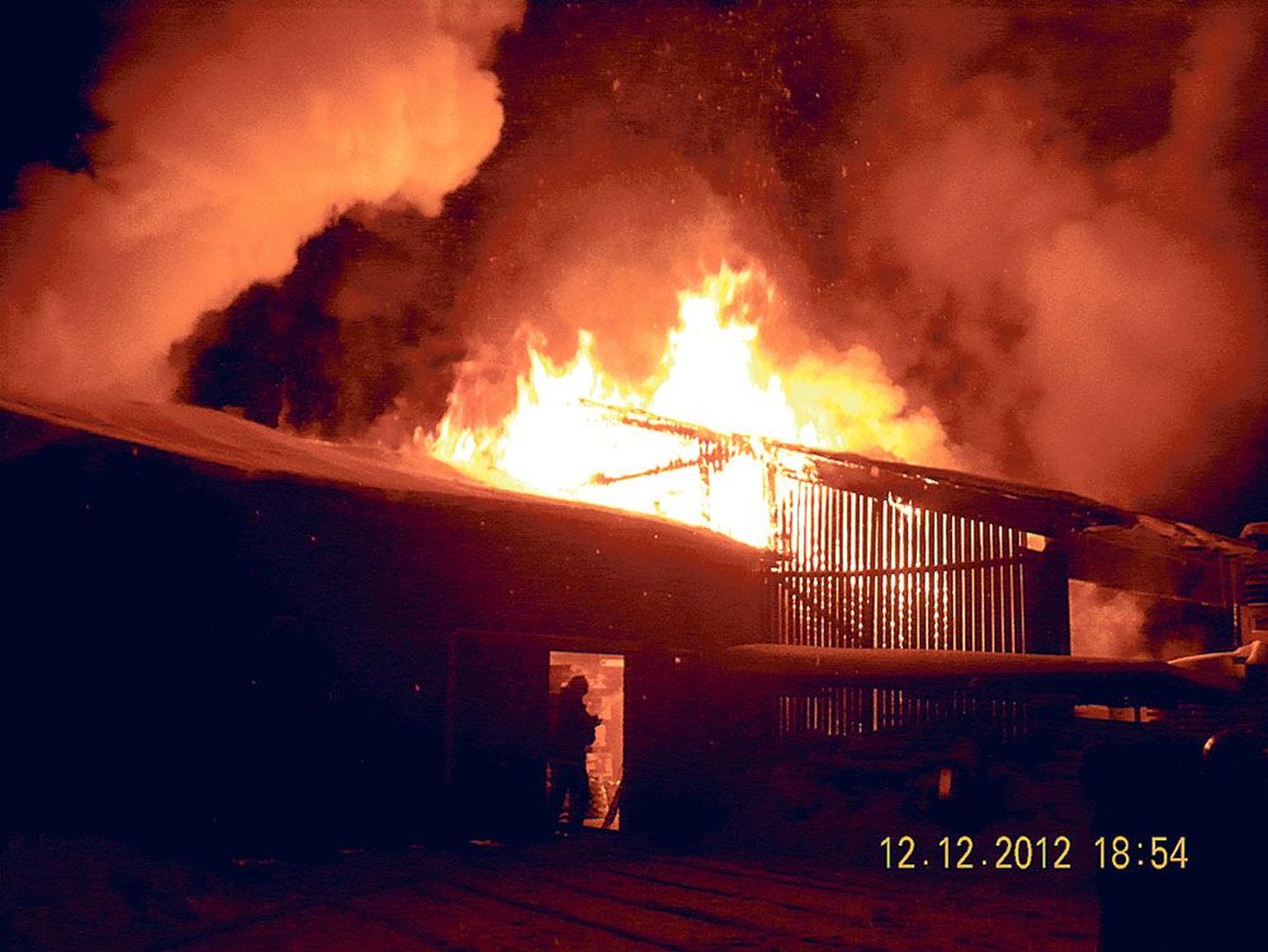 Põleng Kalme külas asuvas puidutööstuses.