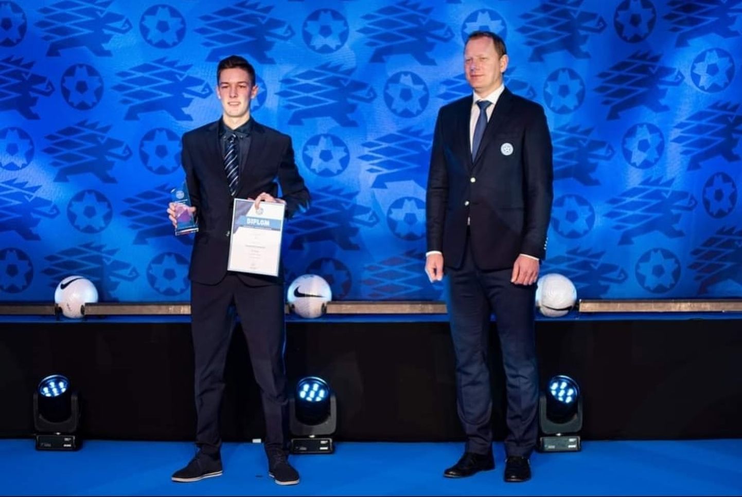 Voiteh Karnatsevitš (vasakul) võttis Marek Lemsalult vastu austava teise koha sel hooajal enim mänge teenindanud jalgpallikohtunike TOP-is.