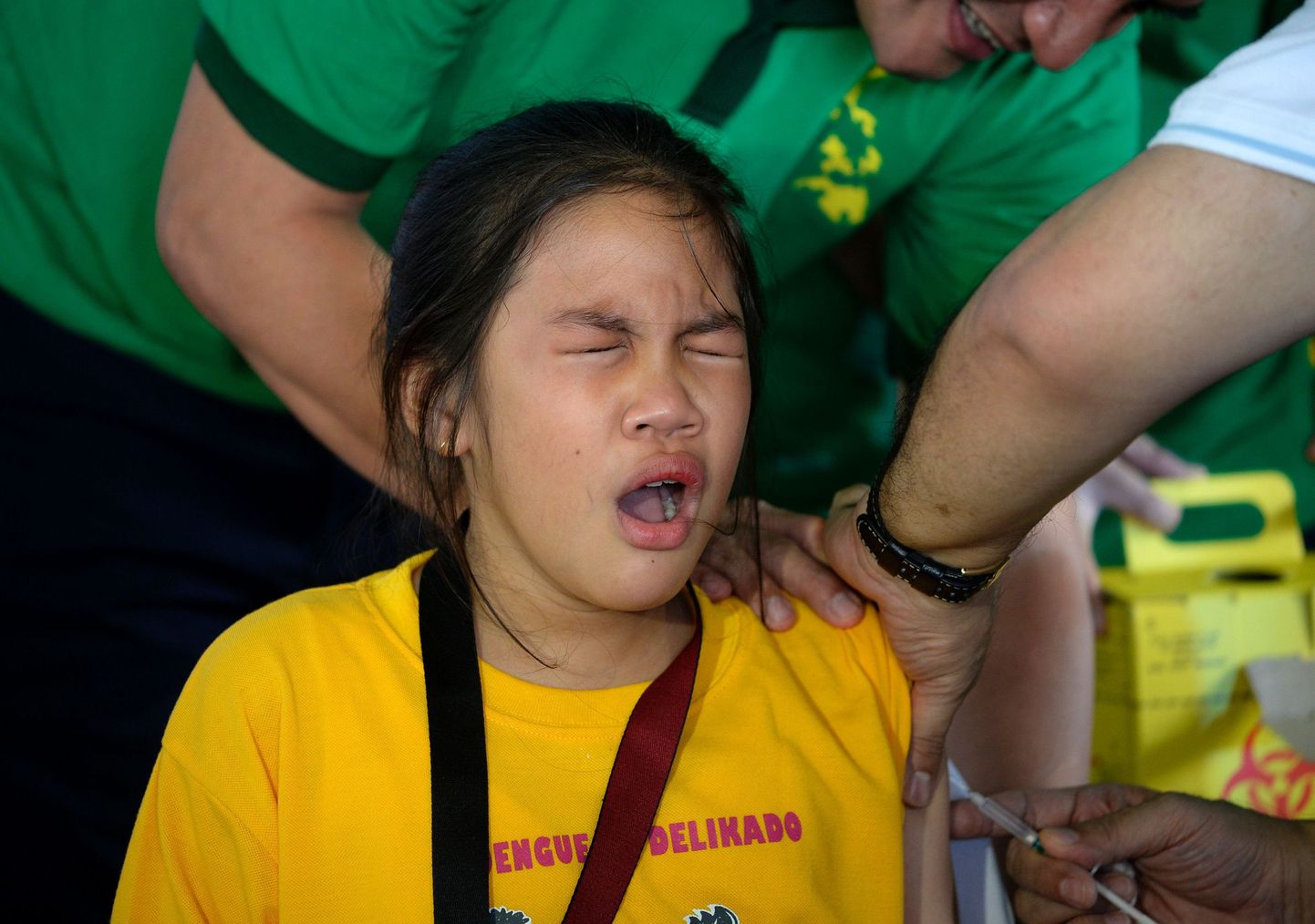 Tüdruk Filipiinide pealinnas Manilas saamas dengue viiruse vastast vaktsiini.