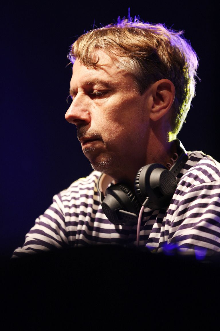 Maailmakuulus briti DJ Gilles Peterson tõi Muhu Muusikatallu sadu melomaane