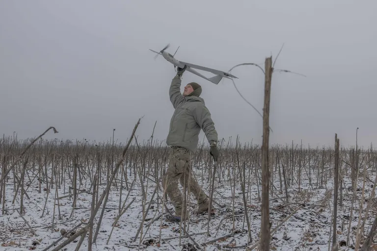 Ukraina võitleja Azovi&nbsp;brigaadist viskab õhku luuredrooni, mis läheb vaenlase positsioone välja selgitama.&nbsp;Toretskis&nbsp;kasutatud luurevahend poloe&nbsp;enam midagi haruldast.