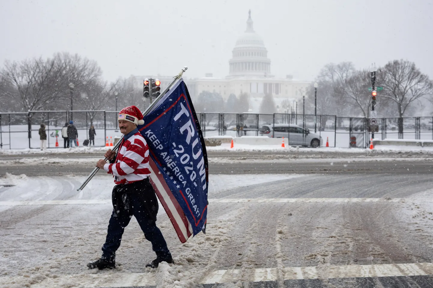 President Donald Trumpi toetaja USA kapitooliumi taustal Trumpi inauguratsioonipäeval 6. jaanuaril 2025, mil Washingtonis puhus jäine tuul.