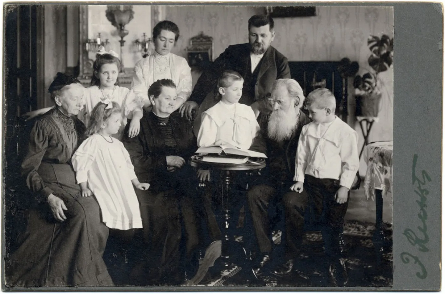 Krišjānis un Dārta Baroni kopā ar dēla ģimeni Rīgā, 1909. gads. Foto: Jānis Rieksts.