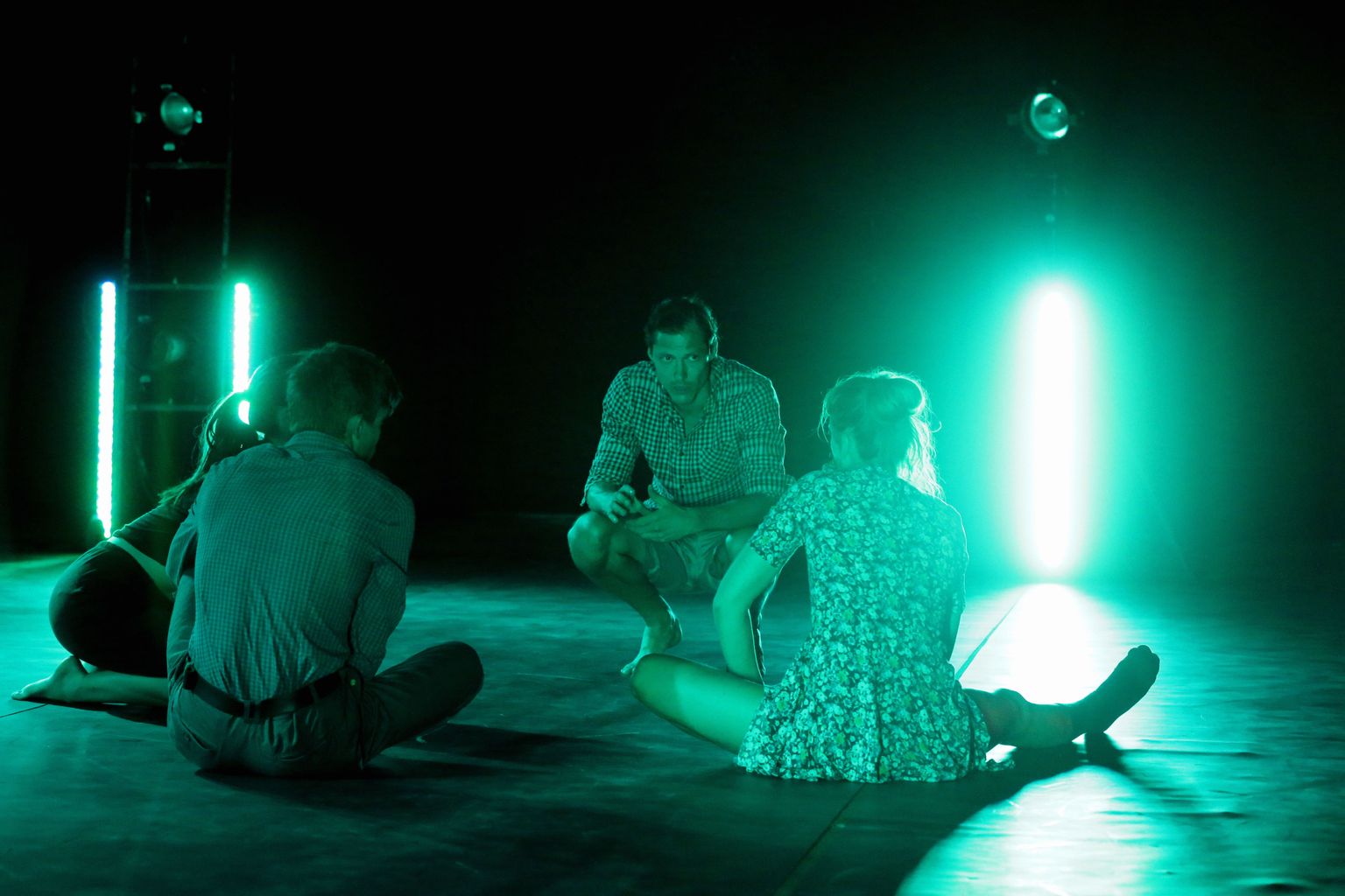 Koreograaf Ruslan Stepanov (keskel) jagab «Klapi» proovi alguses näpunäiteid. Teda kuulavad Arolin Raudva (vasakult, seljaga), Raho Aadla ja Sigrid Savi.