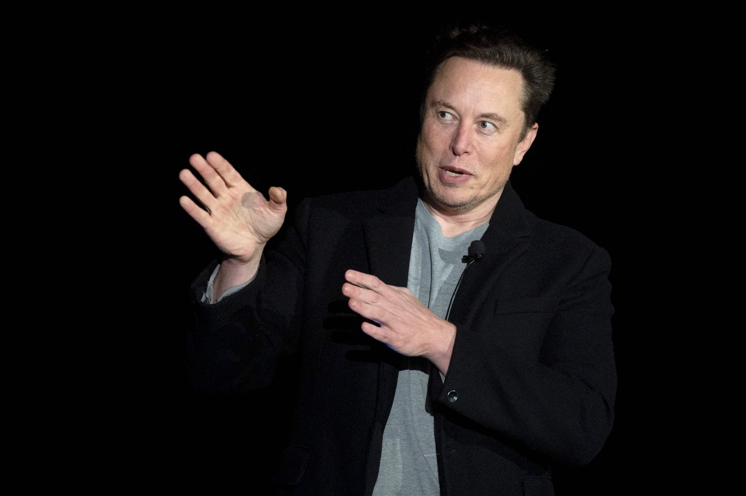Elon Musk žestikuleerimas pressikonverentsil 10. veebruaril 2022 USA-s Texases Boca Chica lähedal SpaceX-i Starbase'i kosmosekeskuses