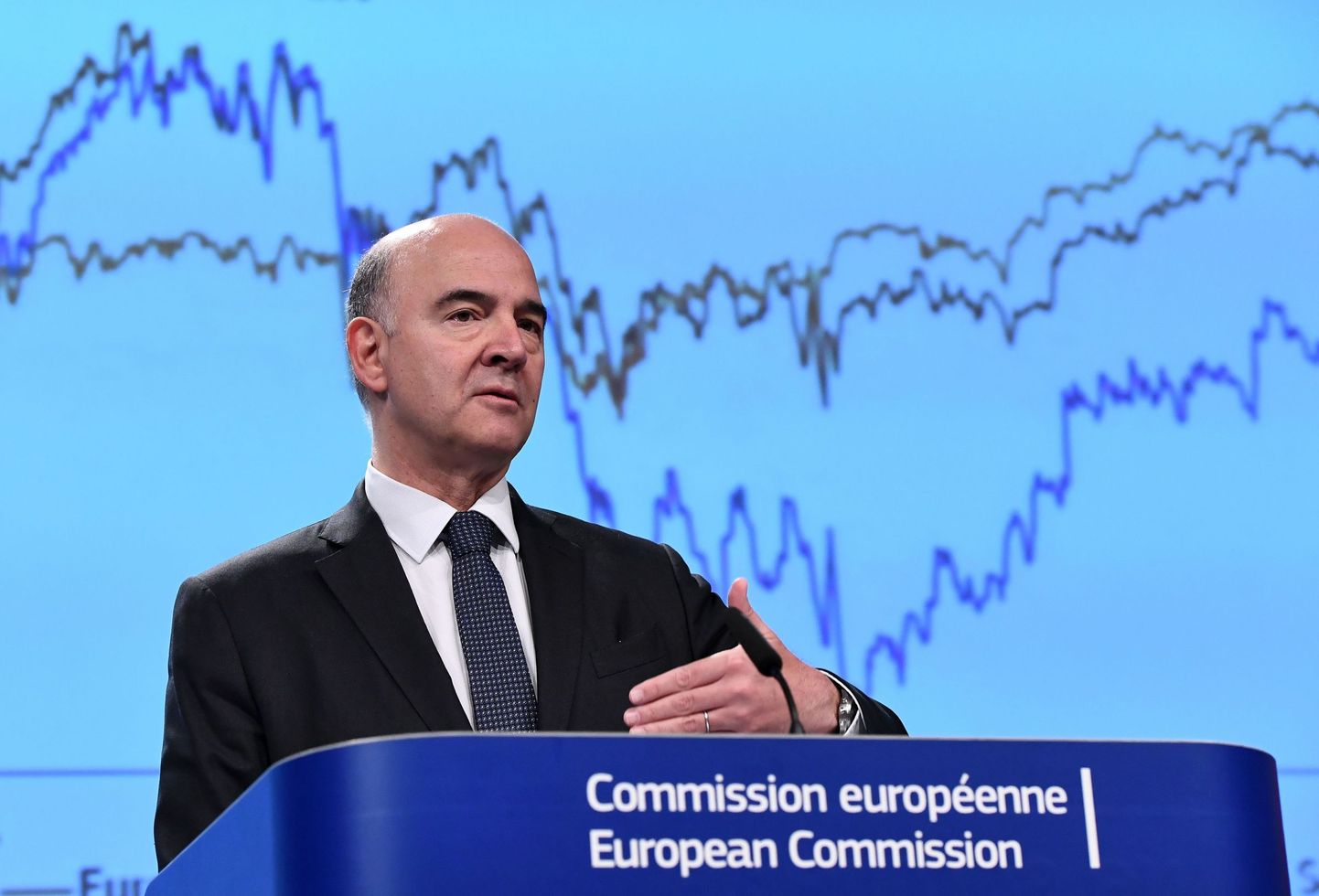 Euroopa Komisjoni majanduvolinik Pierre Moscovici Euroopa Liidu majanduskasvu prognosoi tutvustamas.