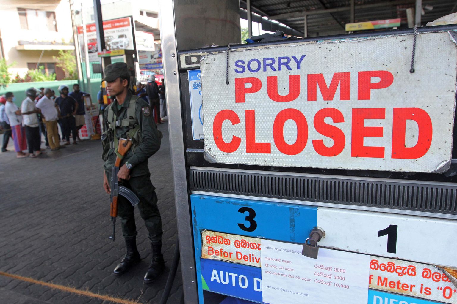 Sri Lanka julgeolekutöötaja valvamas Colombos bensiinist tühjaks saanud kütusejaama.