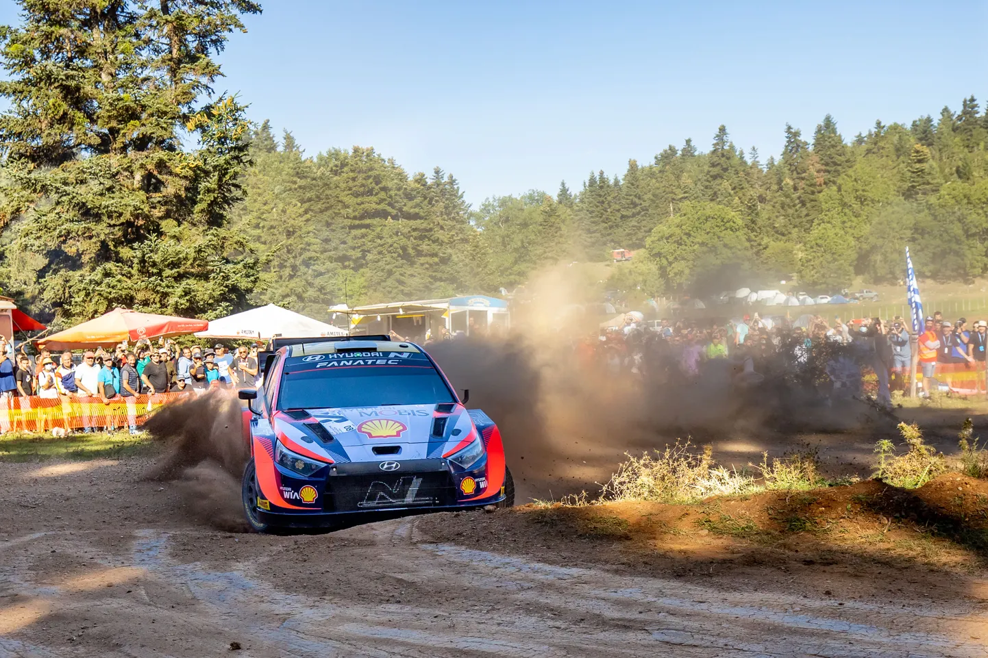 Kreeka MM-ralli 2022. aastal. Fotol Ott Tänak ja Martin Järveoja Hyundai i20 Rally1-autoga.