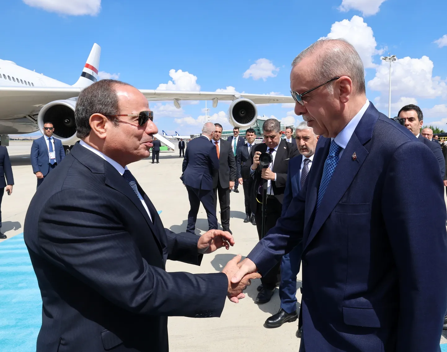 Türgi president Recep Tayyip Erdoğan võttis pealinna Ankara Esenboğa rahvusvahelises lennujaamas isiklikult vastu Egiptuse riigipead Abdel Fattah al-Sisit.