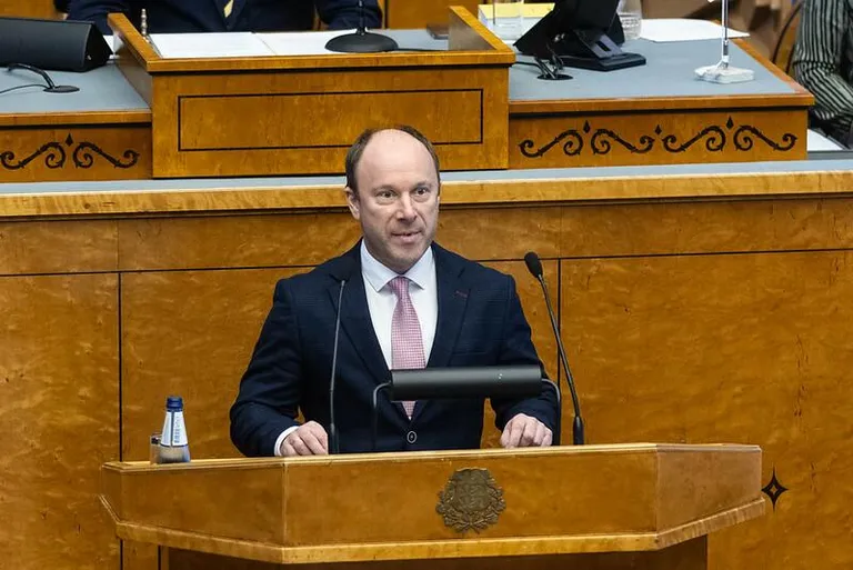 Taristuminister Kuldar Leis pidi oma esimese tõsise etteaste riigikogus tegema eile, kui selgus, et Rail Balticu rajamine jääb soiku.