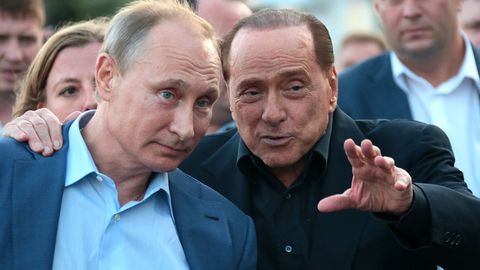 Фото: Берлускони преподнес Путину странный подарок на день рождения