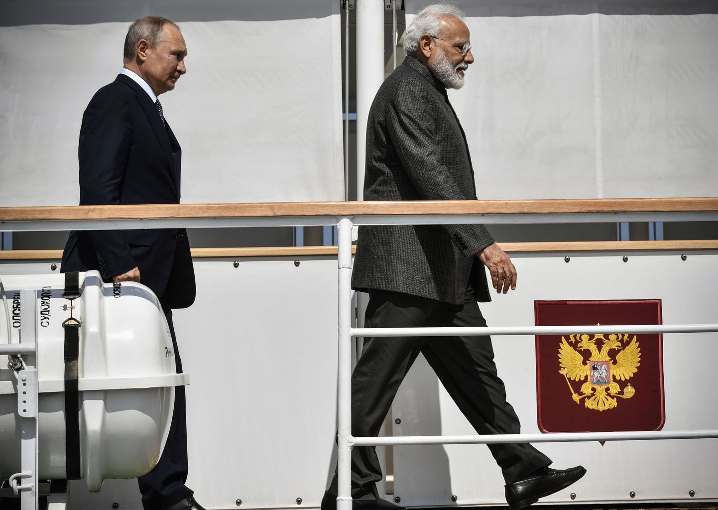 Vene president Vladimir Putin ja India peaminister Narendra Modi Vladivostoki lähedal Zvezda laevatehast külastamas.