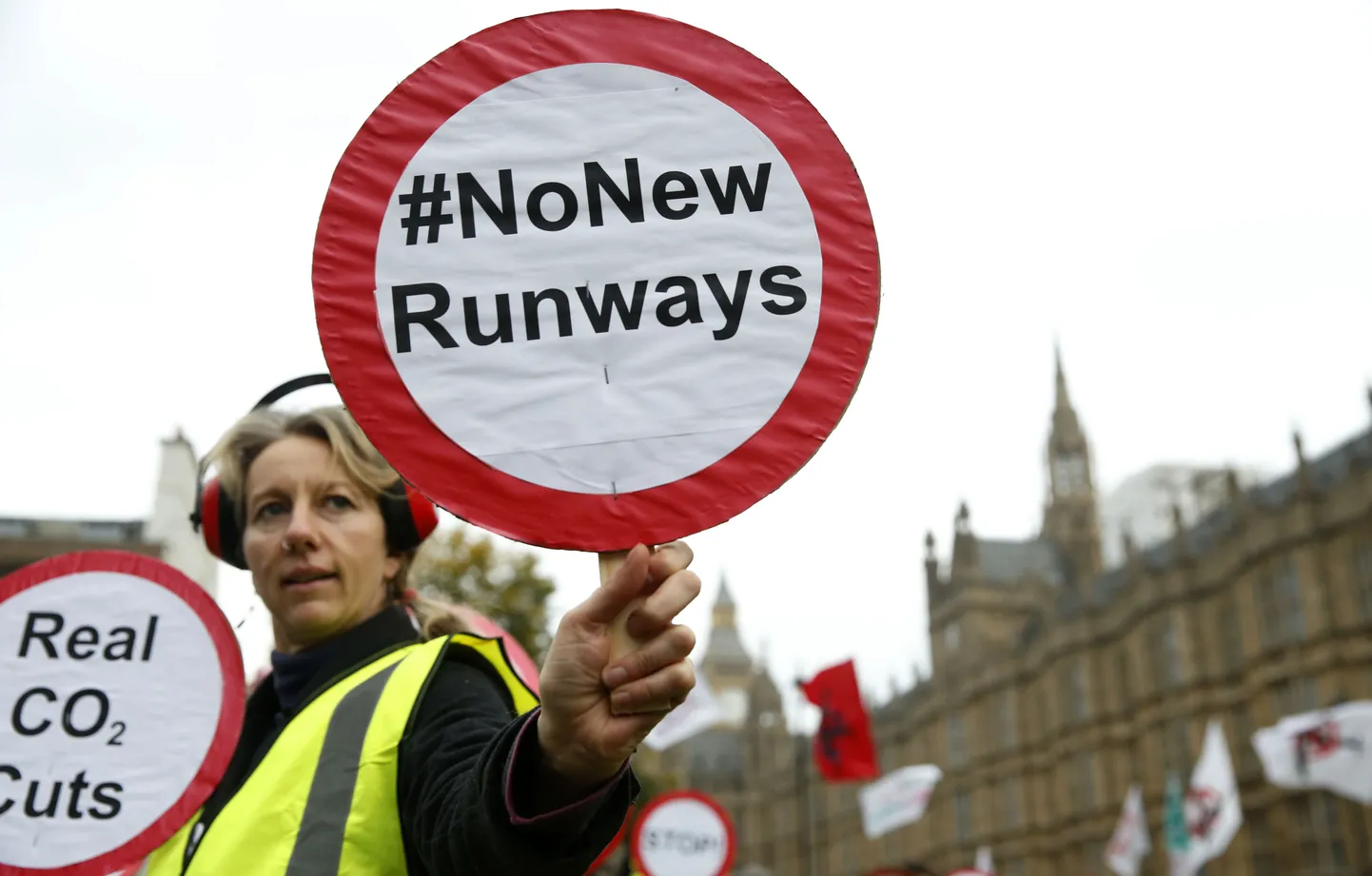 Kuigi mitmed huvigrupid leiavad, et Heathrow lennujaama laiendamine võiks suurendada õhusaastet Londonis, on valitsus esialgu sellele ideele rohelise tule andnud.