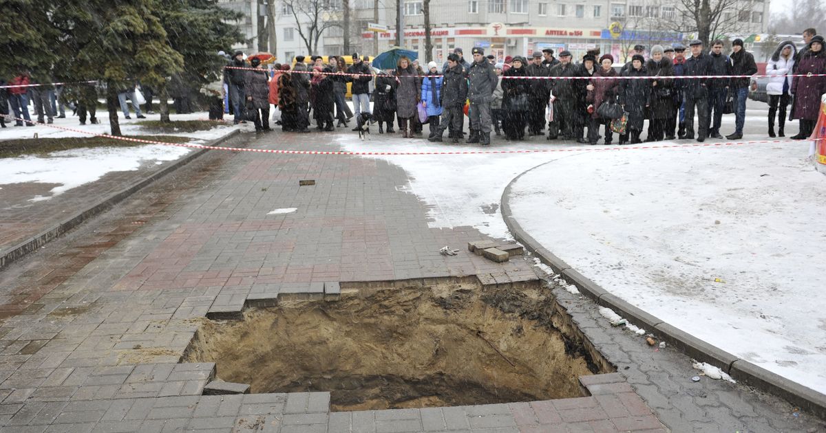 Трагедия в брянске сегодня. В Брянске провалился асфальт. В Брянске ребенок провалился под землю. Брянск ребенок провалился в коллектор. Самолёт в Брянске провалился асфальт.