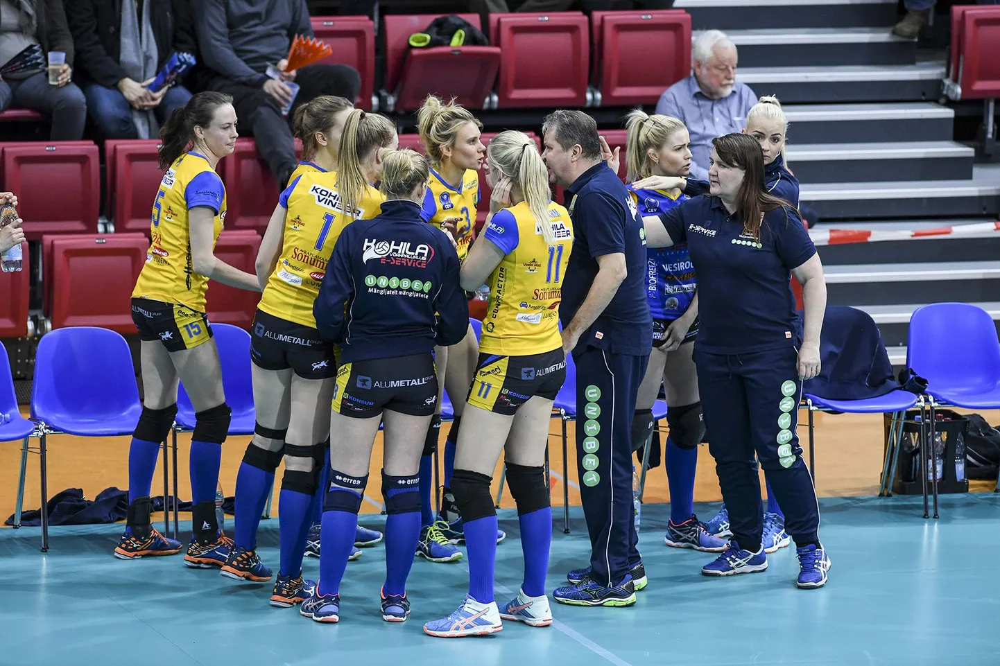 Kohila naiskond CEV Cupi mängus Stuttgarti vastu. Klubi eestvedaja Ingrid Kangur paremalt esimene.