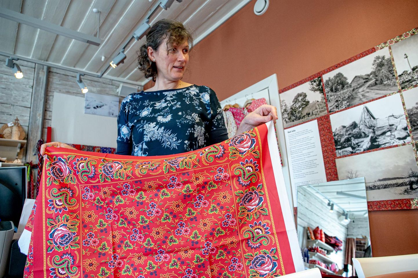 Kihnu muuseumi perenaine Eve Laos hoiab käes kallisseltsi rätiku digitrükis valminud kupongi.